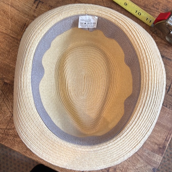 Hat made of 100% paper, with a black grosgrain ribbon only worn once - Picture 4 of 8